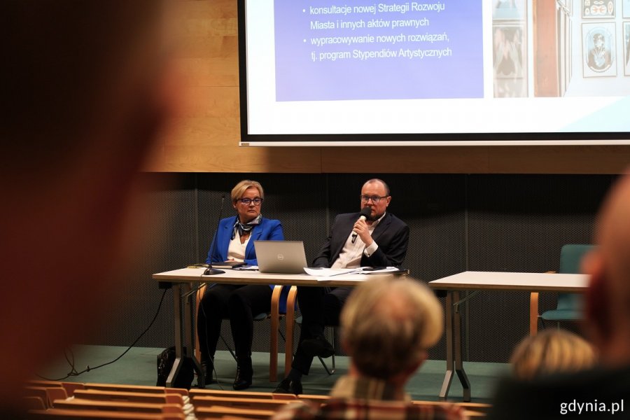 Spotkanie prowadzą Mariusz Bzdęga, dyrektor zarządzający ds. kultury i aktywności mieszkańców oraz Teresa Bysewska, radna Gdyni