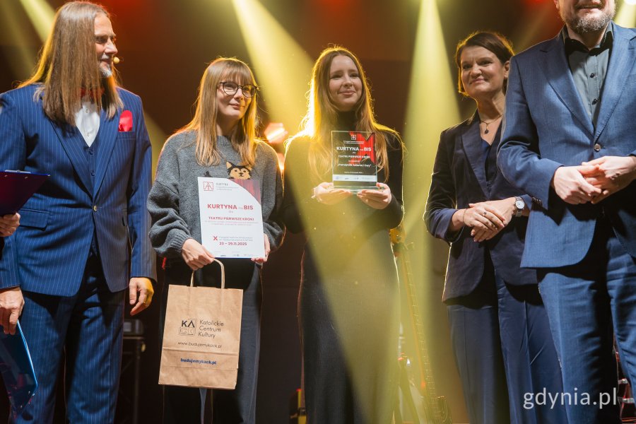 Gala finałowa X edycji Przeglądu Teatrów Amatorskich „Kurtyna” w gdyńskim Małym Kacku. Teatr Pierwsze Kroki (fot. Paweł Budziński)