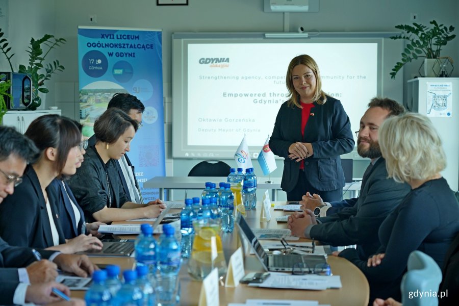 Wiceprezydentka Gdyni Oktawia Gorzeńska podczas spotkania z tajwańską delegacją w XVII LO 