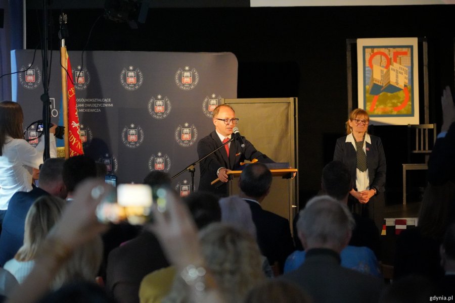 Na zdjęciu m.in. Marcin Skwierawski,  wicemarszałek wojew&oacute;dztwa pomorskiego i Elżbieta Zaręba, dyrektor II LO w Gdyni