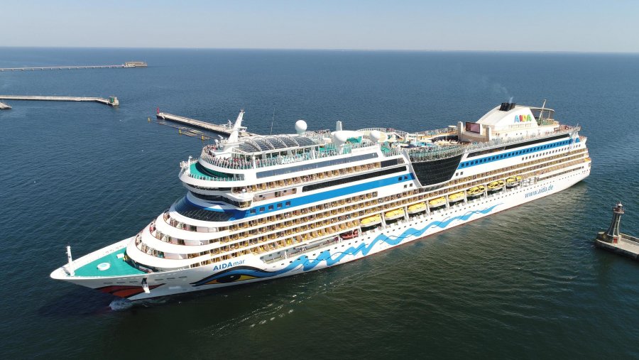 Wycieczkowiec na pełnym morzu