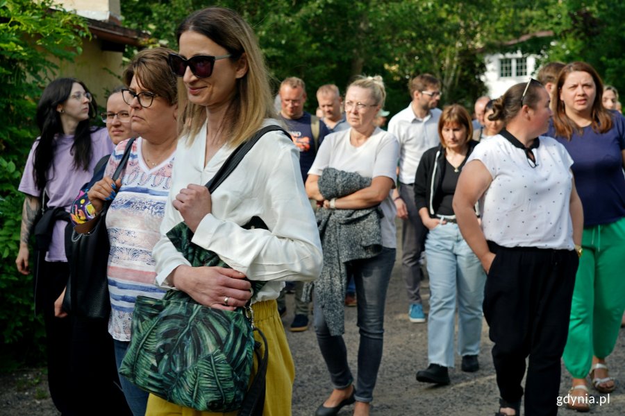 Uczestnicy wizji terenowej przy ul. Demptowskiej 46 w ramach konsultacji na temat zagospodarowania terenu po dawnym domu dziecka 