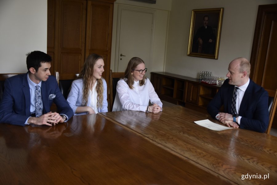 Laureaci konkursu Washington Business Week na spotkaniu z wiceprezydentem Bartoszem Bartoszewiczem // fot. Sławomir Okoń