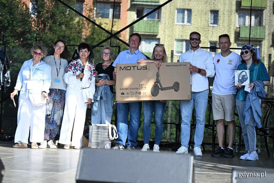 Radni dzielnic wraz z laureatkami dzielnicowego quizu wiedzy (fot. Michał Puszczewicz) 