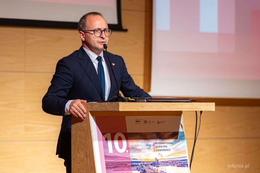 Przemawia wicemarszałek województwa pomorskiego Marcin Skwierawski. Panel otwierający konferencję „Modernizm w Europie – modernizm w Gdyni” – dzień pierwszy, piątek, 18 września (fot. Kamil Złoch)