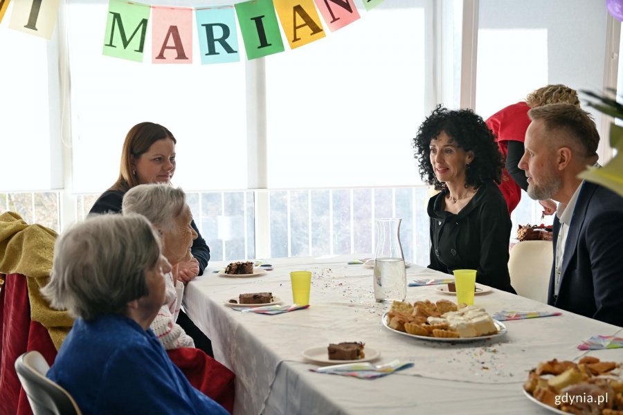 Prezydent Gdyni Aleksandra Kosiorek, Innocenta Nycz - kierowniczka Urzędu Stanu Cywilnego w Gdyni oraz przedstawiciel Szpitali Pomorskich podczas przyjęcia urodzinowego pani Marianny