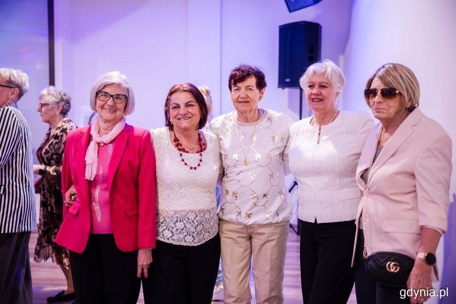 Seniorki pozują do zdjęcia
