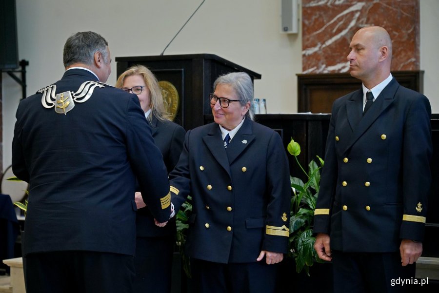 prof. dr hab. inż. kpt. ż.w. Adam Weintrit &ndash; rektor Uniwersytetu Morskiego wręczający nagrody pracownikom uczelni podczas uroczystego posiedzenia senatu uczelni z okazji 106. rocznicy utworzenia Uniwersytetu Morskiego 
