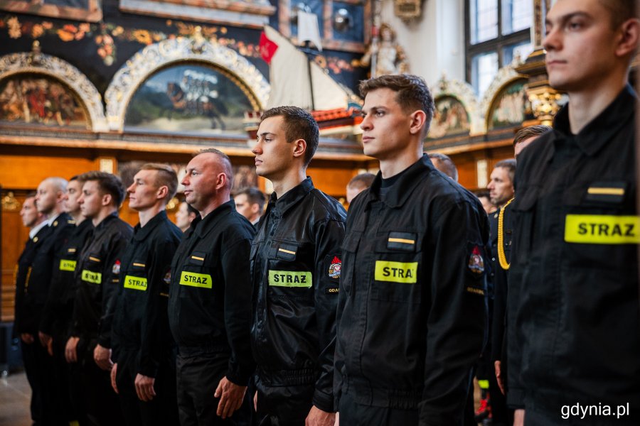 Strażacy podczas uroczystej zbiorki w Dworze Artusa w Gdańsku