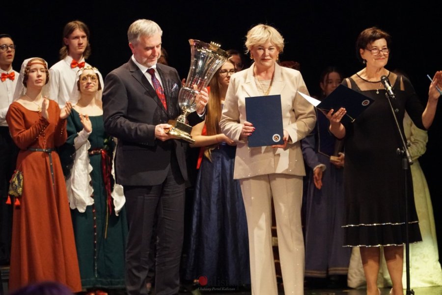 Marszałek Wojew&oacute;dztwa Wielkopolskiego, Marek Woźniak i Marzena Wodzińska, radna Sejmiku Wojew&oacute;dztwa Wielkopolskiego z trofeum Grand Prix
