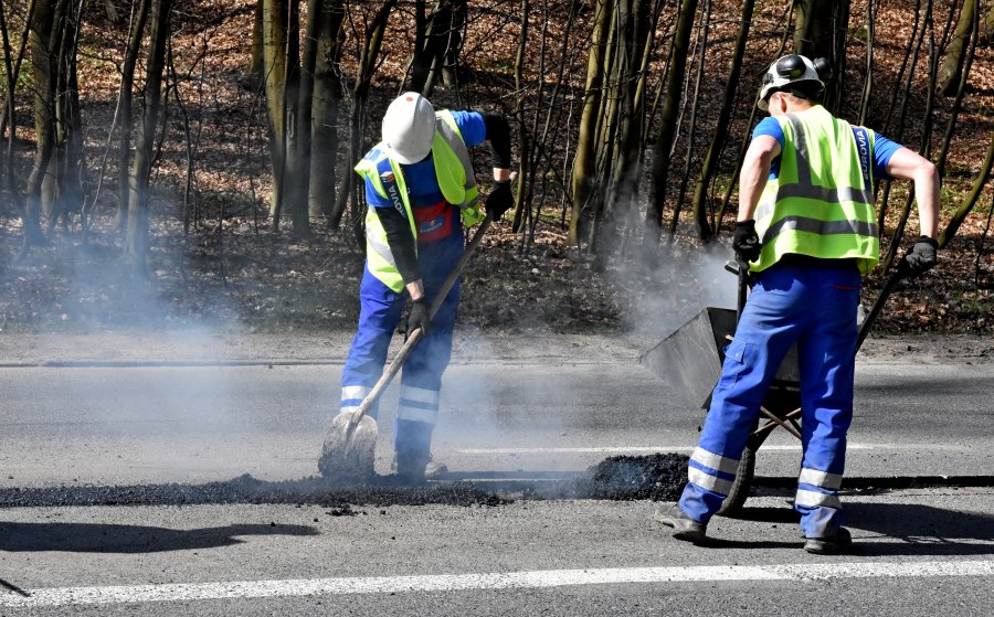Wraz z początkiem wiosny Zarząd Dróg i Zieleni rozpoczął prace remontowe i naprawcze, fot. Kamil Złoch