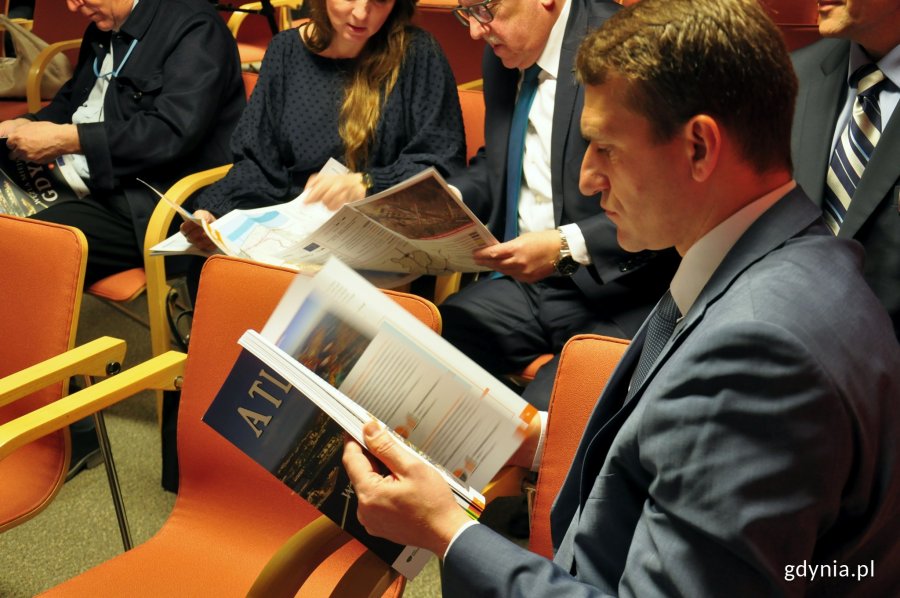 Uczestnicy konferencji dostali publikację podsumowującą projekt TENTacle /fot. Paweł Kukla