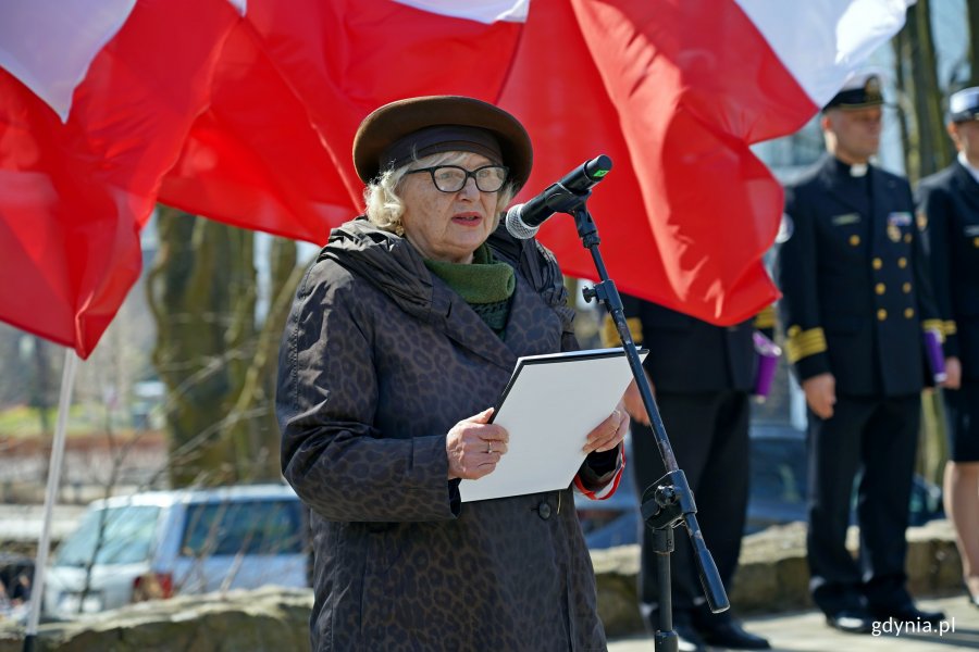 Barbara Pytko – prezes stowarzyszenia Gdyńska Rodzina Katyńska przemawiająca podczas uroczystości z okazji Dnia Pamięci Ofiar Zbrodni Katyńskiej 