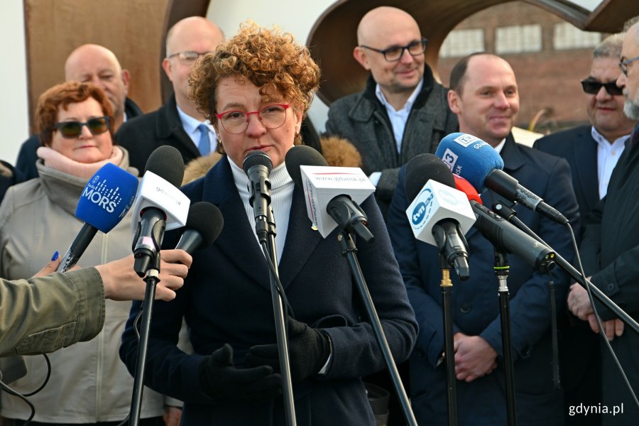 Prezydent Sopotu Magdalena Czarzyńska-Jachim w towarzystwie parlamentarzystów i samorządowców z Pomorza podczas briefingu na temat ustawy metropolitalnej