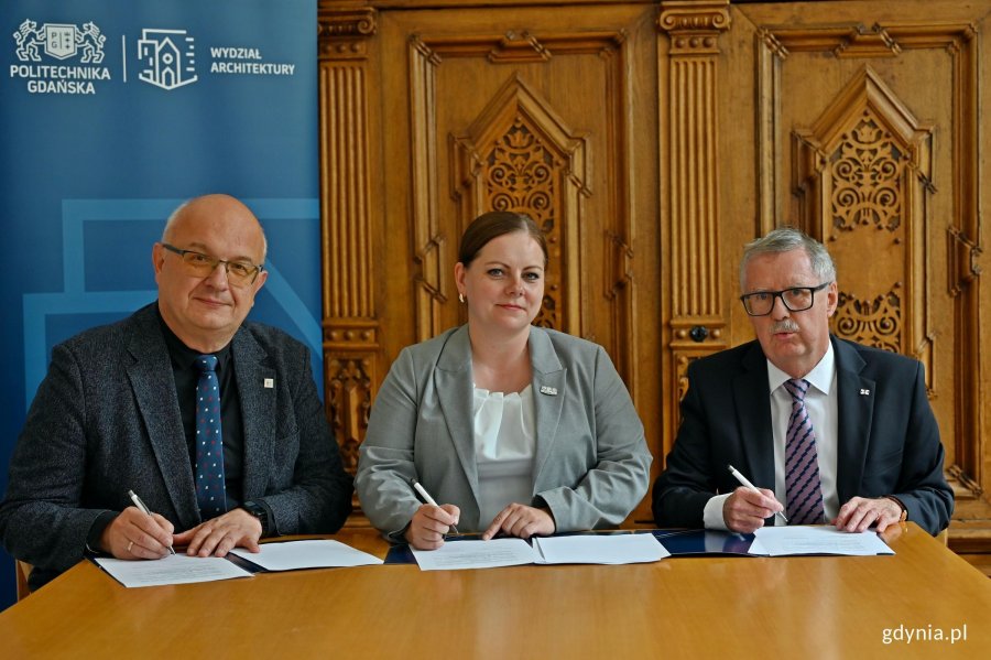 Od lewej: prof. Dariusz Mikielewicz &ndash; prorektor ds. nauki Politechniki Gdańskiej, prezydent Gdyni Aleksandra Kosiorek i prof. Jakub Szczepański &ndash; dziekan Wydziału Architektury Politechniki Gdańskiej podczas podpisywania listu intencyjnego dotyczącego wsp&oacute;łpracy pomiędzy Gdynią a Politechniką Gdańską