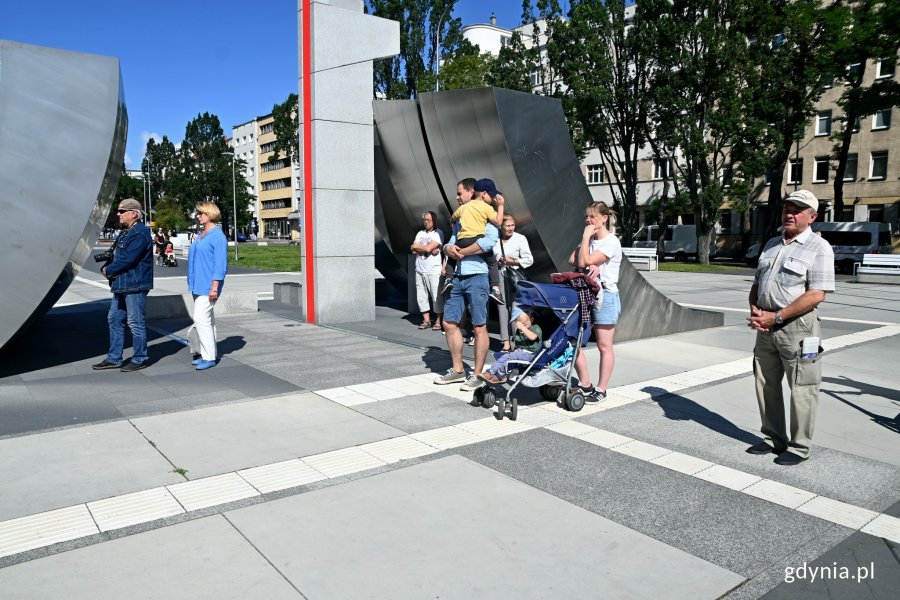 Mieszkańcy uczestniczący w gdyńskich uroczystościach z okazji 78. rocznicy wybuchu powstania warszawskiego. Stoją przy pomniku Polski Morskiej na skwerze Kościuszki  // fot. Magdalena Czernek 