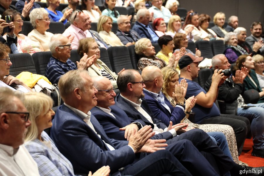 Widzowie podczas premiery filmu &bdquo;Historia dzielnic Gdyni w opowieściach jej mieszkańc&oacute;w na tle 100 lat miasta&rdquo;. Wśr&oacute;d nich m.in. dyrektor Mariusz Bzdęga i Radosław Maślak z AMW