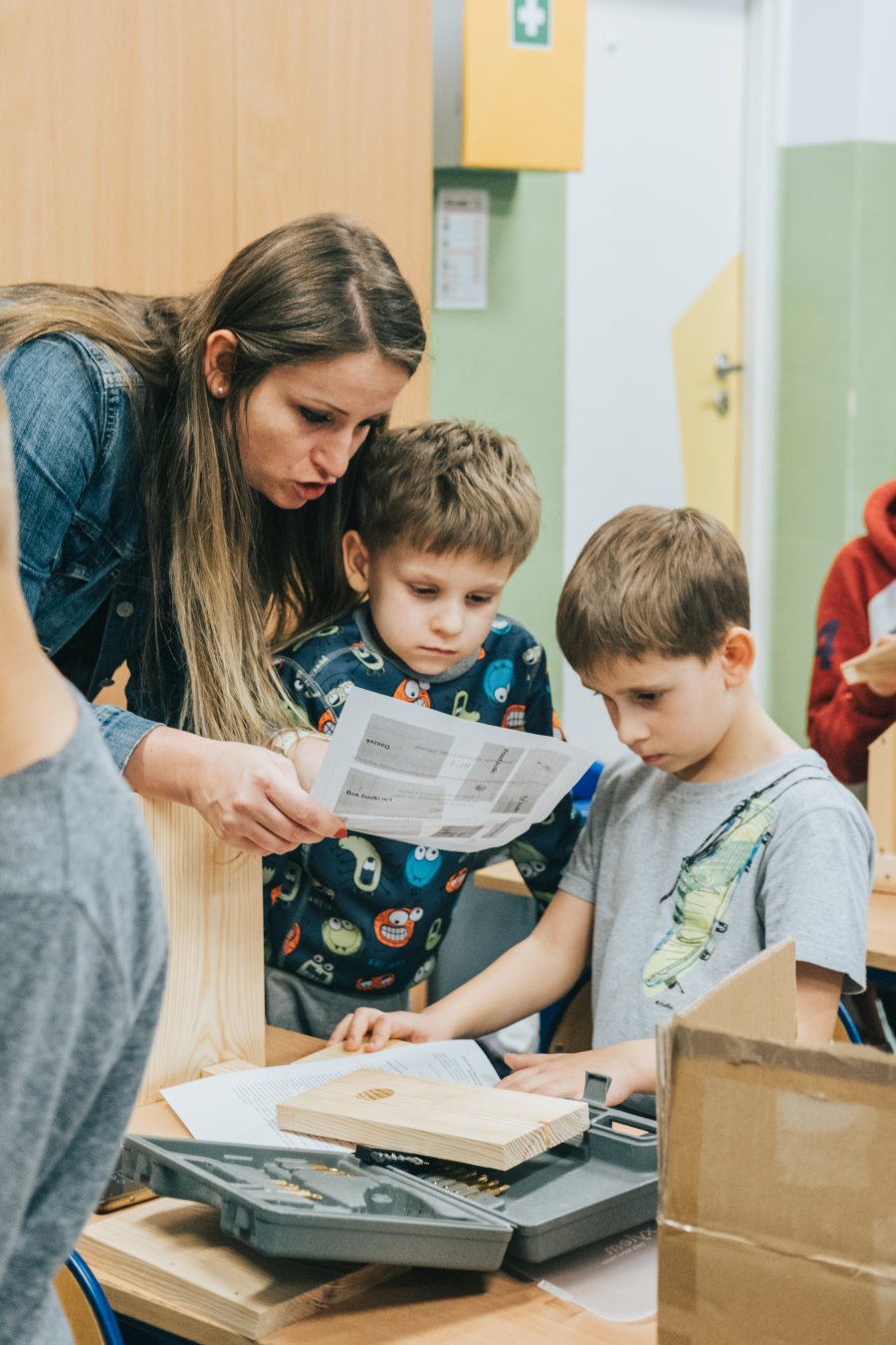 Mama z synami buduje karmnik w Zespole Szkolno-Przedszkolnym nr 1 w Gdyni