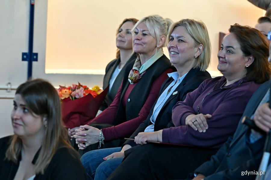 Beata Zastawna &ndash; przewodnicząca Rady Miasta Gdyni i Iwona Tanewska &ndash; naczelniczka Wydziału Edukacji Urzędu Miasta Gdyni podczas uroczystości z okazji jubileuszu 40-lecia Szkoły Podstawowej nr 49 dla Dzieci Niedosłyszących