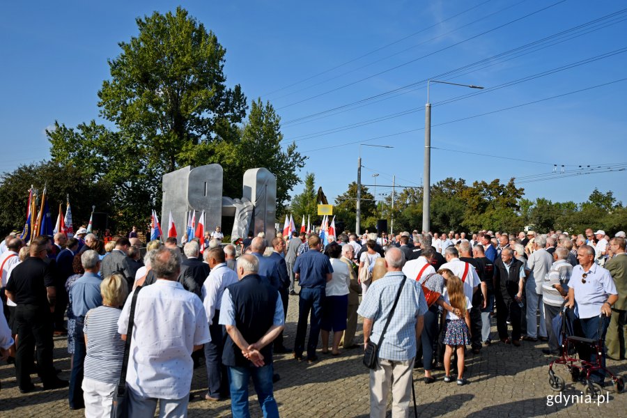 Symboliczne złożenie kwiatów pod pomnikiem Ofiar Grudnia '70, fot. Kamil Złoch