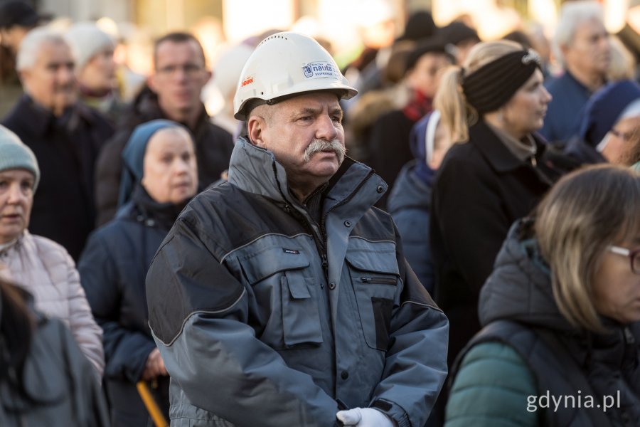 Uczestnicy Gdyńskiej Drogi Krzyżowej idący w procesji 