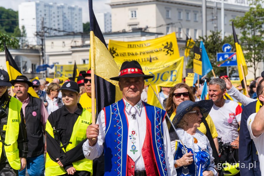 Uczestnicy zjazdu podczas przemarszu
