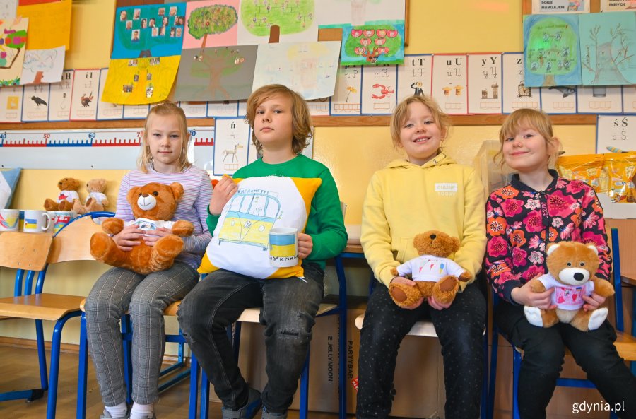 Dzieci z SP18, z klasy 2b, przygotowały paczki dla swoich ukraińskich rówieśników. Przez cały poniedziałek rysowały, a dorośli ich rysunki przedrukowywali na m.in. kubki czy misie // fot. Marcin Mielewski