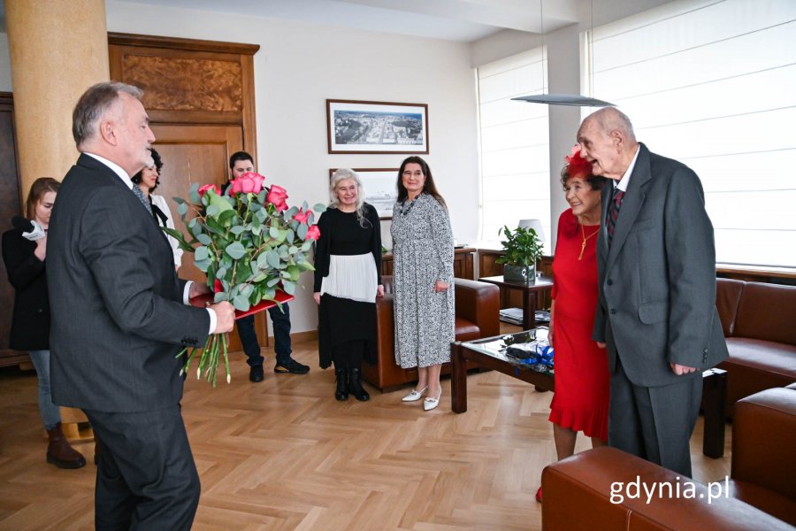 Janina i Józef Aleksander Kwiatkowscy z Gdyni obchodzili niedawno 68 rocznicę zawarcia małżeństwa. Z dostojnymi jubilatami spotkał się prezydent Gdyni, Wojciech Szczurek. Fot. Magdalena Czernek