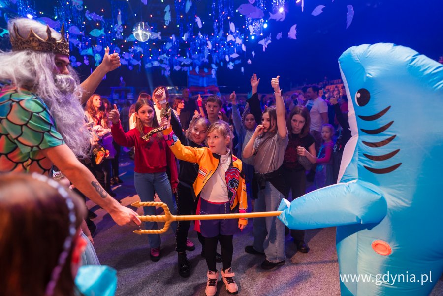 Dzieci bawiące się na balu karnawałowym