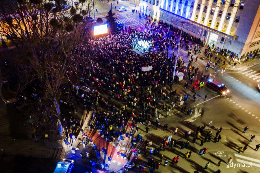 Plac przed budynkiem Urzędu Miasta Gdyni wypełniony ludźmi, widziany z lotu ptaka.