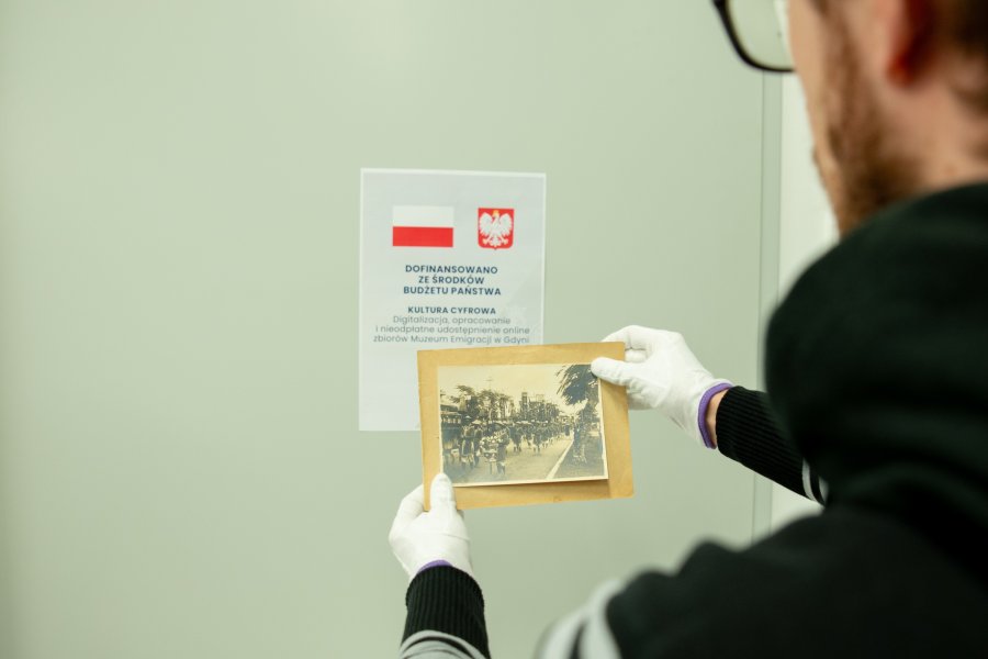 Stara czarno-biała fotografia na tle tablicy z napisem: dofinansowano z budżetu państwa