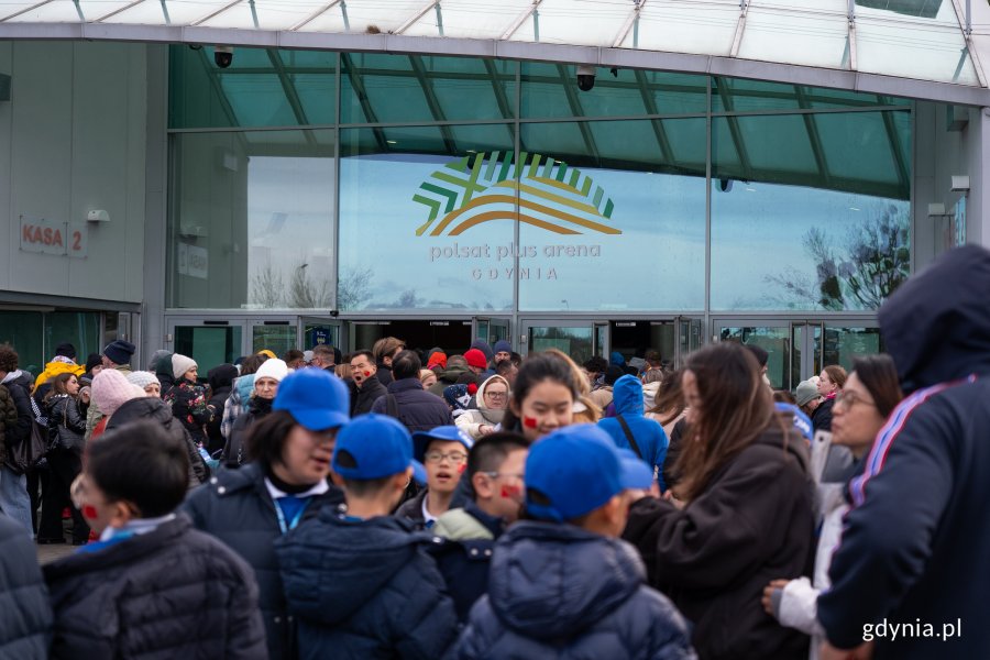 Tłumy przed wejściem do Polsat Plus Arena Gdynia (fot. Natalia Kawalerowicz) 
