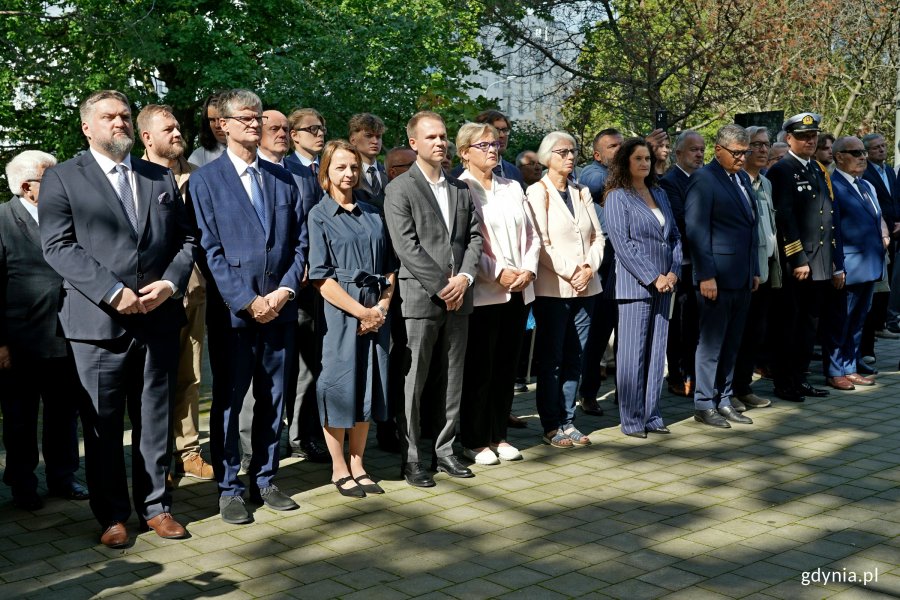 Od lewej: Tadeusz Szemiot – przewodniczący Rady Miasta Gdyni, radny Łukasz Strzałkowski, wiceprezydent Gdyni Rafał Geremek, radni Larysa Kramin, Norbert Anisowicz, Teresa Bysewska, i Joanna Zielińska oraz posłanka Dorota Arciszewska-Mielewczyk podczas obchodów 86. rocznicy wybuchu II wojny światowej, które odbyły się na Cmentarzu Wojennym w Gdyni