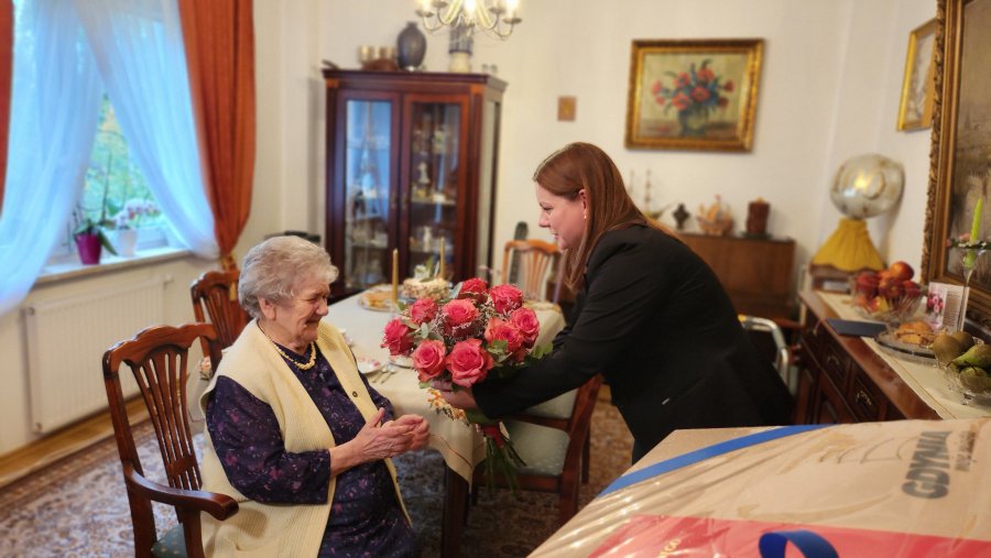 Prezydent Gdyni Aleksandra Kosiorek wręcza kwiaty jubilatce Marii Frączak