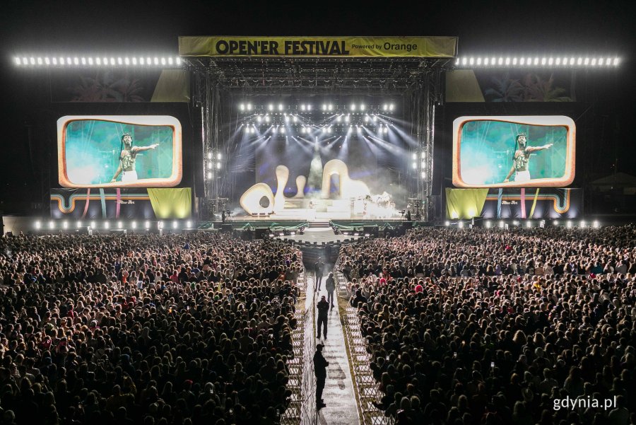 Publiczność zgromadzona przed sceną podczas koncertu Lil Nasa X na Open'er Festivalu 2023 // fot. Karol Stańczak