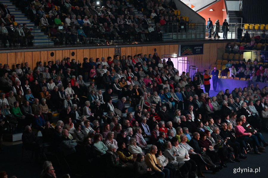 Hala Polsat Plus Arena Gdynia, przciemnione światło, rzędy krzesełek i trybuny wypełnione ludźmi