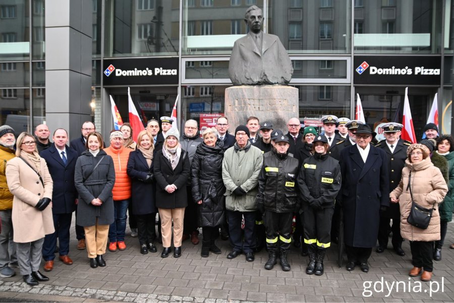 Z okazji 136. urodzin Eugeniusza Kwiatkowskiego pod pomnikiem kwiaty złożyli parlamentarzyści, wiceprezydentka Gdyni Oktawia Gorzeńska, dyrektor zarządzający ds. kultury i aktywności mieszkańców Mariusz Bzdgęga, wiceprzewodniczący Rady Miasta Gdyni Jakub Ubych i Ireneusz Trojanowicz wraz z radnymi (fot. Magdalena Starnawska)