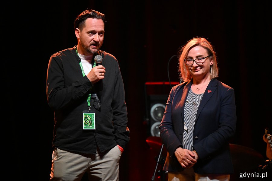 Od lewej: Piotr Pucyło - dyrektor artystyczny Globaltiki oraz Ewa Lamża - dyrektor zarządzająca festiwalu przemawiający przed koncertem otwarcia 