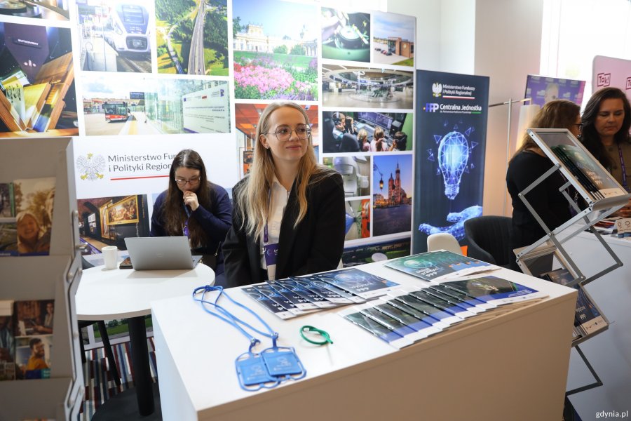 Kobiety przy stanowisku na kongresie w Sheratonie