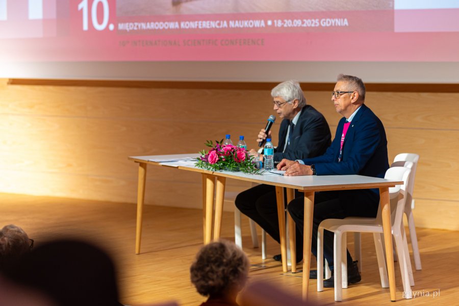 Dr hab. inż. arch. Robert Hirsch, Miejski Konserwator Zabytków w Gdyni (z prawej) i prof. dr hab. Jacek Purchla. Pierwsza sesja konferencji „Modernizm w Europie – modernizm w Gdyni” – dzień pierwszy, piątek, 18 września (fot. Kamil Złoch)