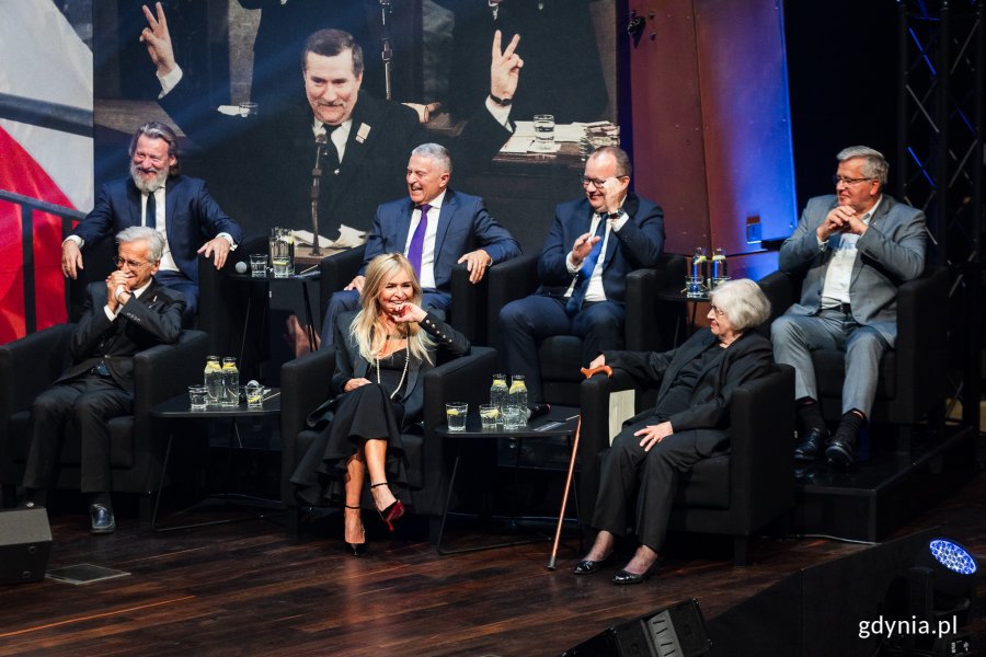 W górnym rzędzie (od lewej): Robert Więckiewicz - aktor, odtwórca roli Lecha Wałęsy, Władysław Frasyniuk - działacz opozycji w czasach PRL-u, Adam Bodnar - były rzecznik praw obywatelskich, Bronisław Komorowski - były prezydent RP. W dolnym rzędzie (od prawej): Krystyna Zachwatowicz-Wajda - scenografka, wdowa po Andrzeju Wajdzie, Monika Olejnik - dziennikarka TVN24, Jacek Fedorowicz - satyryk i  prezenter telewizyjny podczas benefisu z okazji 80. urodzin Lecha Wałęsy
