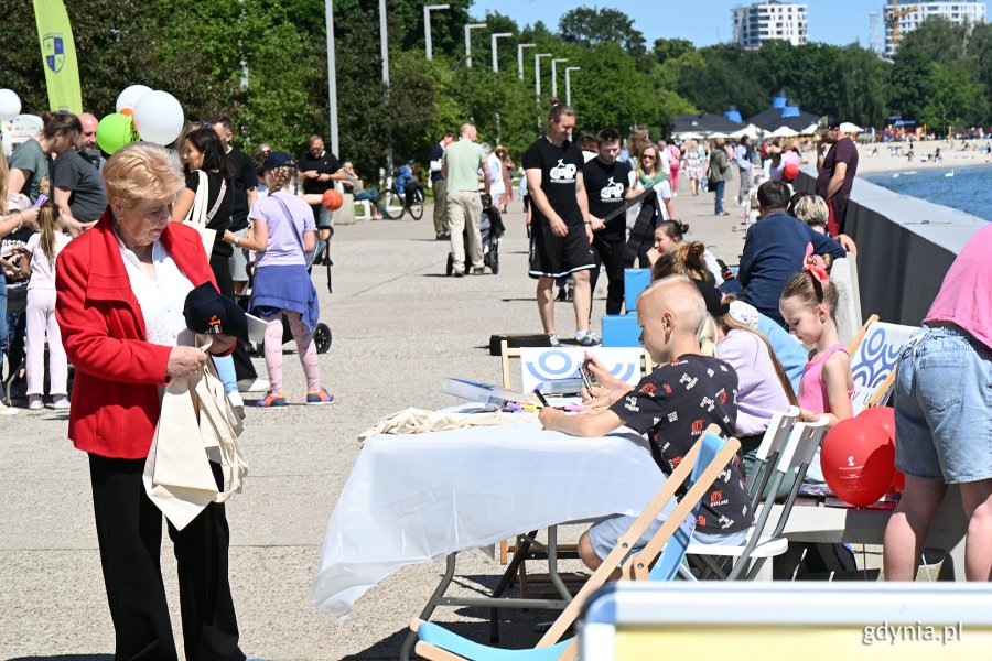 Stoiska gdyńskich organizacji pozarządowych ustawione wzdłuż bulwaru Nadmorskiego w ramach Gdyńskiego Pikniku Pozarządowego 