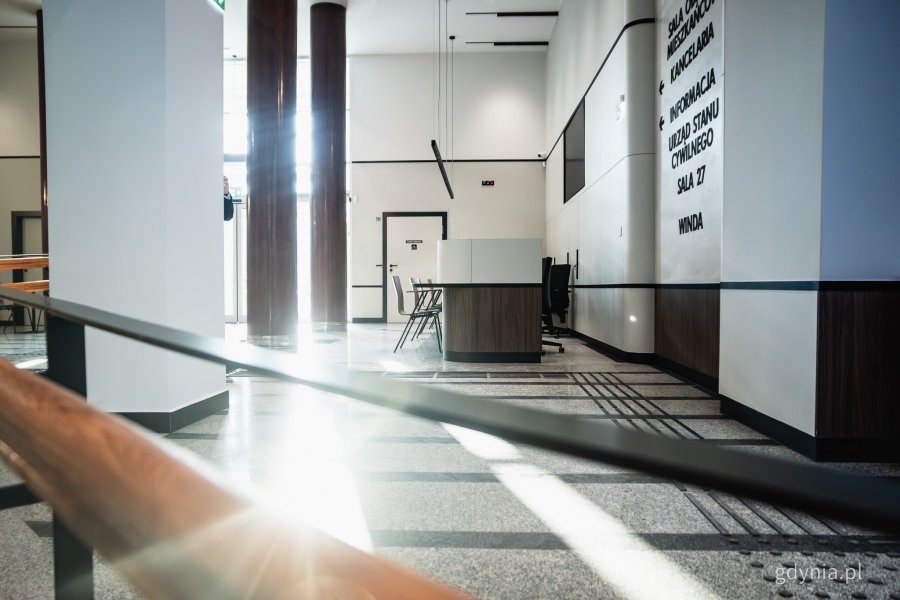 Sala Obsługi Mieszkańc&oacute;w w Urzędzie Miasta Gdyni po remoncie (fot. Kamil Złoch)