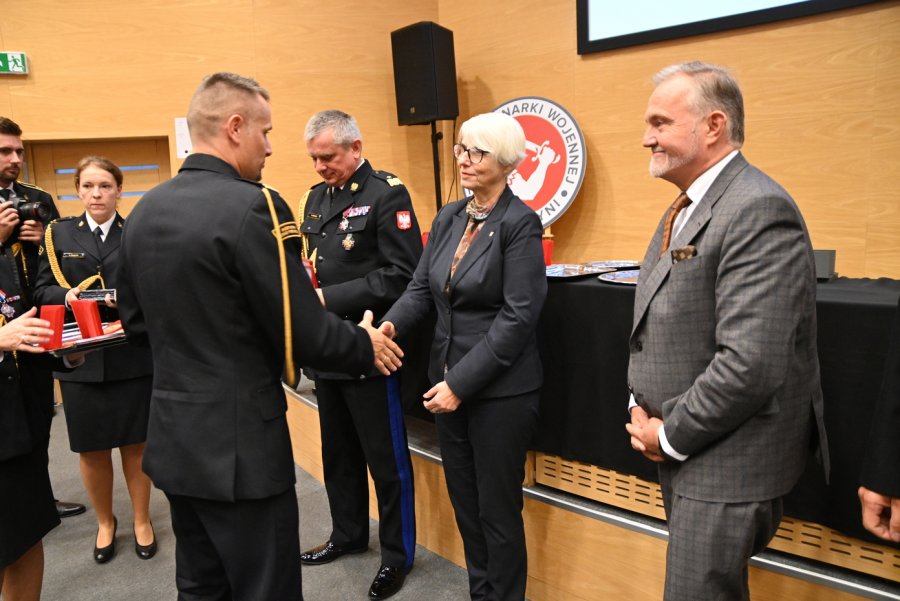 Wręczenie pamiątkowych medali jubileuszowych. Na zdj. m.in. Wojciech Szczurek, Prezydent Miasta Gdyni i Joanna Zielińska, Przewodnicząca Rady Miasta Gdyni. Fot. Zygmunt Gołąb
