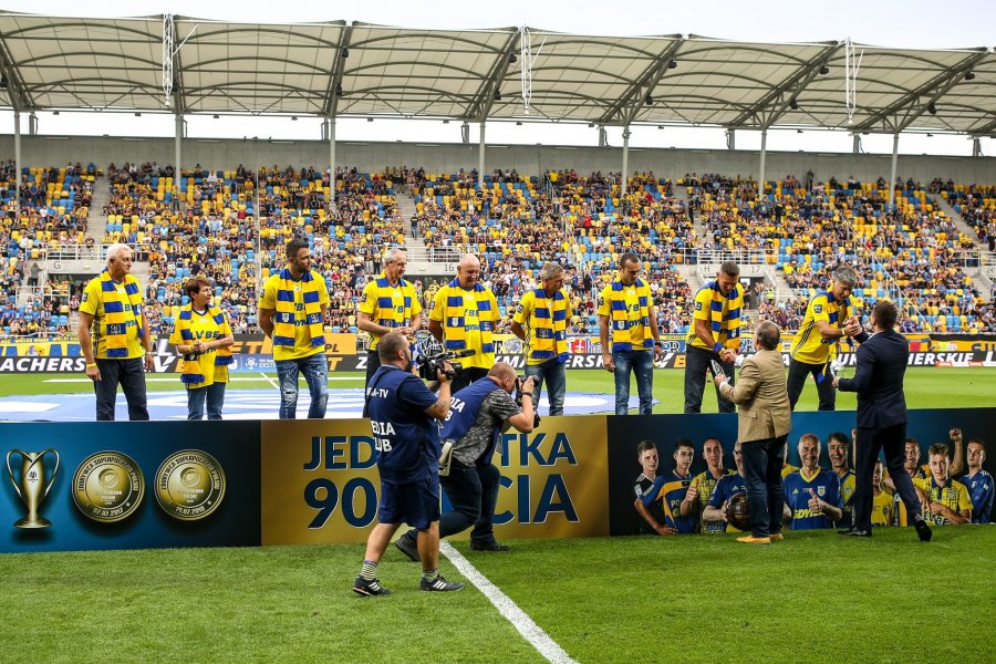 Dekoracja Jedenastki 90-lecia Arki Gdynia przez prezydenta Gdyni Wojciecha Szczurka i prezesa Arki Wojciecha Pertkiewicza / fot.gdyniasport.pl 