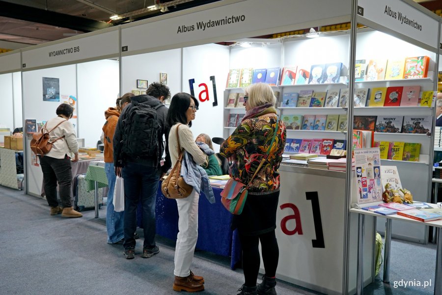 Uczestnicy Targ&oacute;w Książki w Gdyni odwiedzający stoiska wydawc&oacute;w 