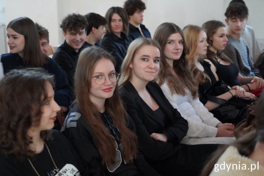 Uczennice II LO na auli podczas obchodów dni patrona