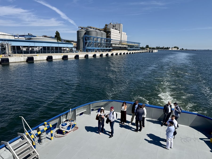 Rejs holownikiem po Porcie Gdynia. Na zdjęciu m.in. prezydent Gdyni Aleksandra Kosiorek, ambasador Wielkiego Księstwa Luksemburga  JE Peggy Frantzen, prezes Portu Gdynia Piotr Gorzeński (fot. Natalia Kawalerowicz)