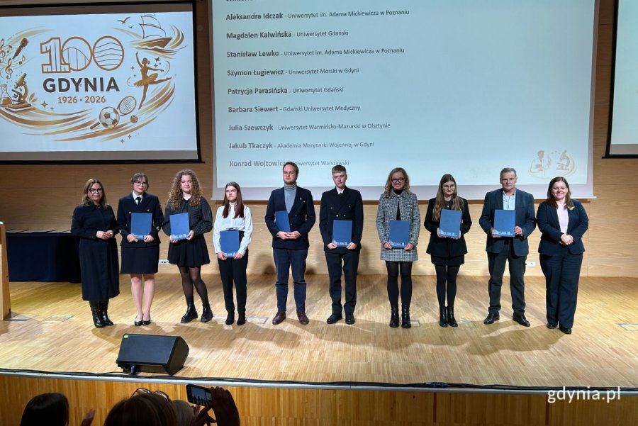 Stypendystki i stypendyści wraz z prezydent Gdyni Aleksandrą Kosiorek i wiceprezydentką Gdyni Oktawią Gorzeńską (fot. Magdalena Starnawska)