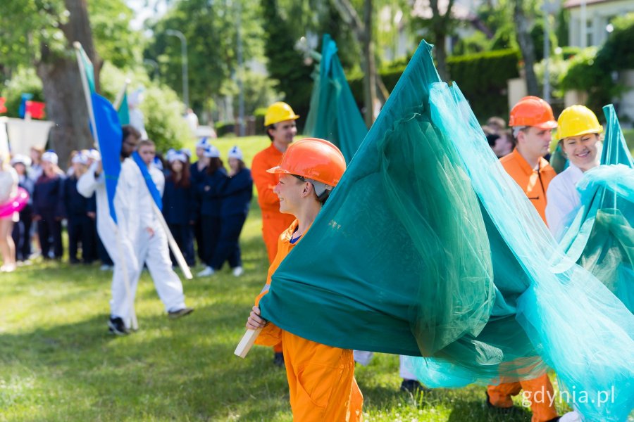 Grupa os&oacute;b przed paradą